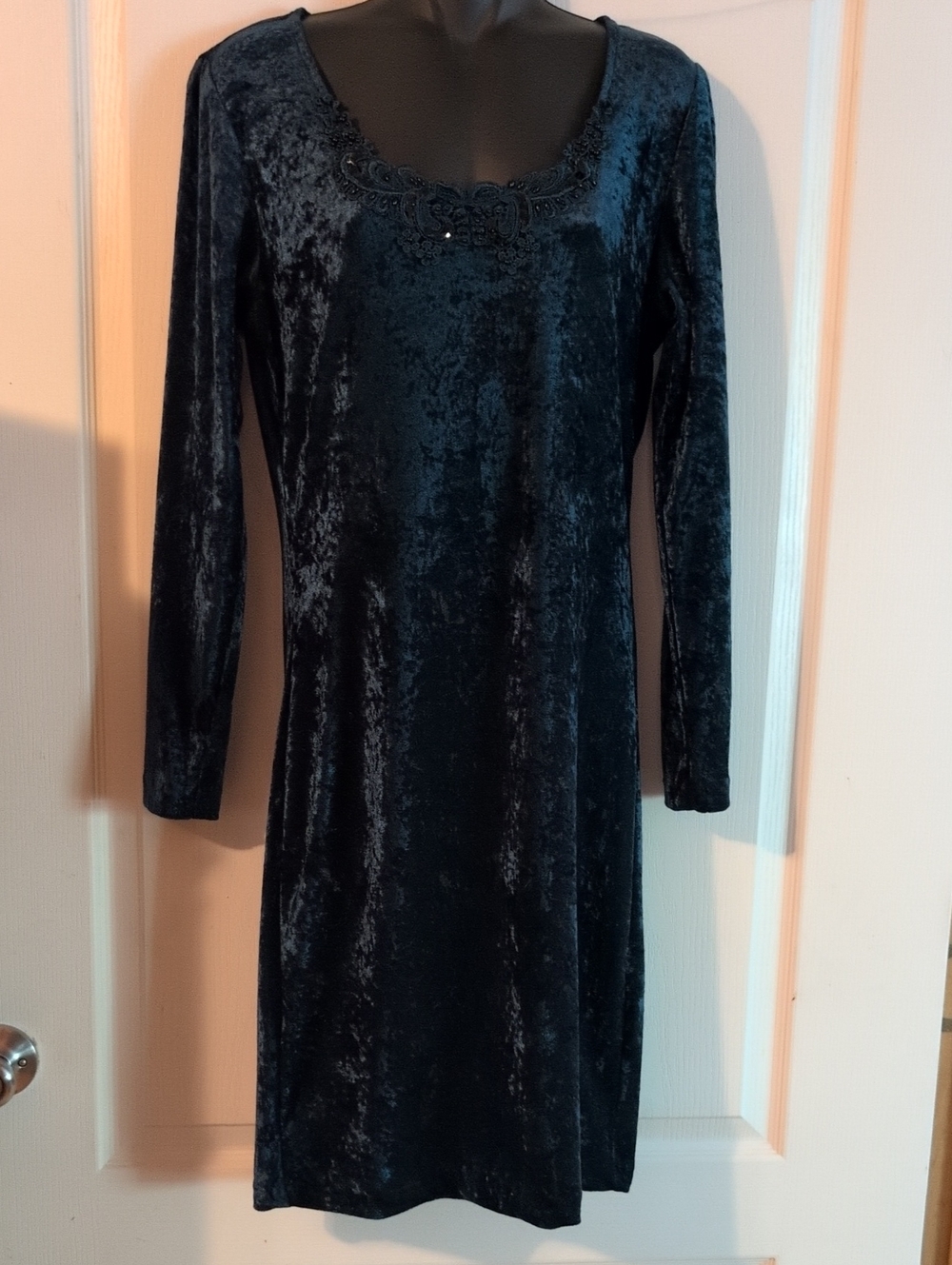 Vintage Velvet Long-Sleeve Scoop Neck Dress in Dark Teal